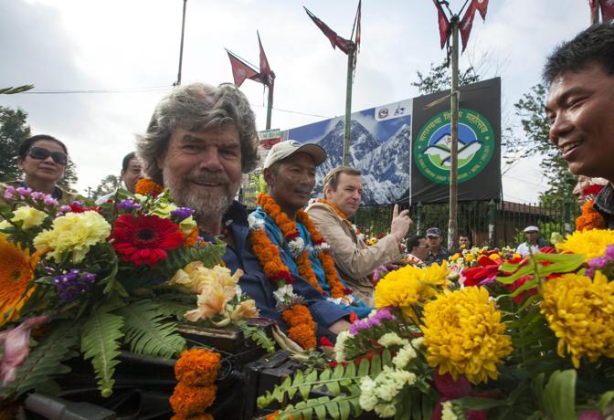 C'era anche Reinhold Messner alla processione tenutasi a Kathmandu per celebrare il 60 anniversario della conquista dell'Everest. La prima ascensione certa fu compiuta il 29 maggio 1953 dal neozelandese Edmund Hillary e dallo Sherpa Tenzing Norgay. Messner  stato il primo a raggiungere la vetta senza l'ausilio di ossigeno, nel 1978. Epa